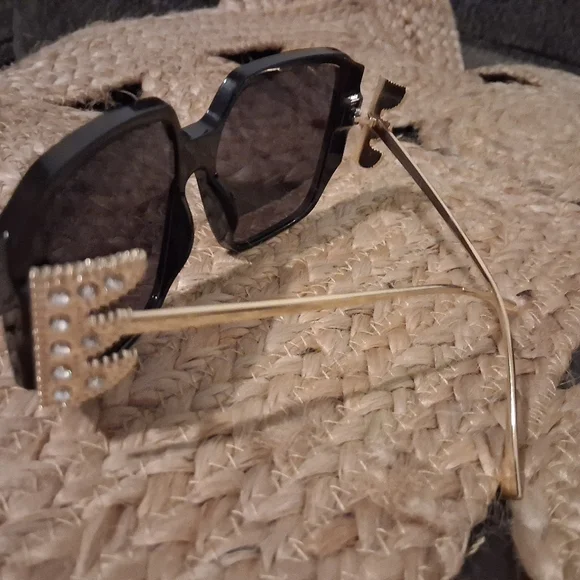 Chic Black & Gold Sunglasses - Picture 3 of 3